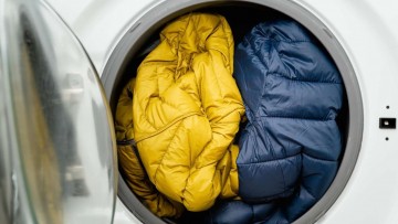 Cách giặt áo khoác bằng máy giặt đúng cách bền đẹp như mới
