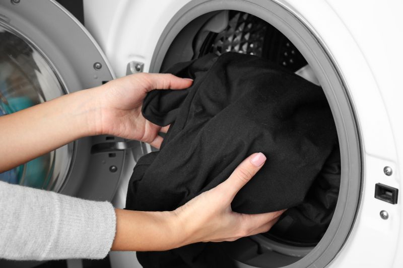 cách giặt quần áo đen không bị phai màu