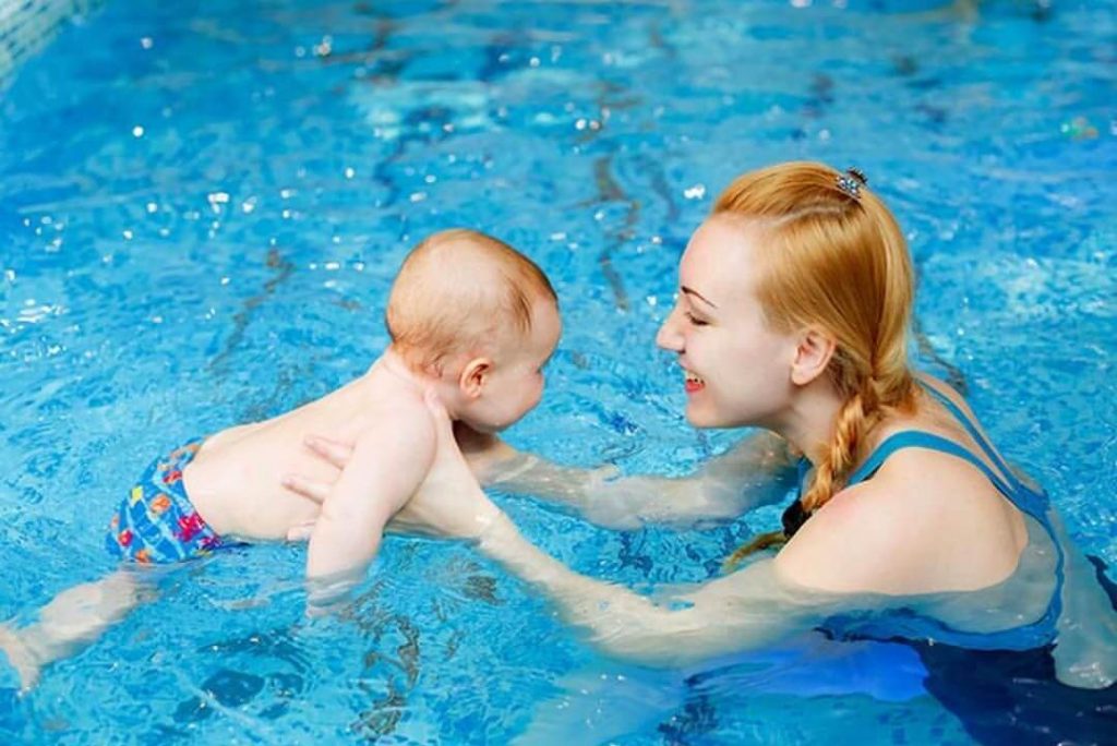 có nên cho trẻ học bơi sớm