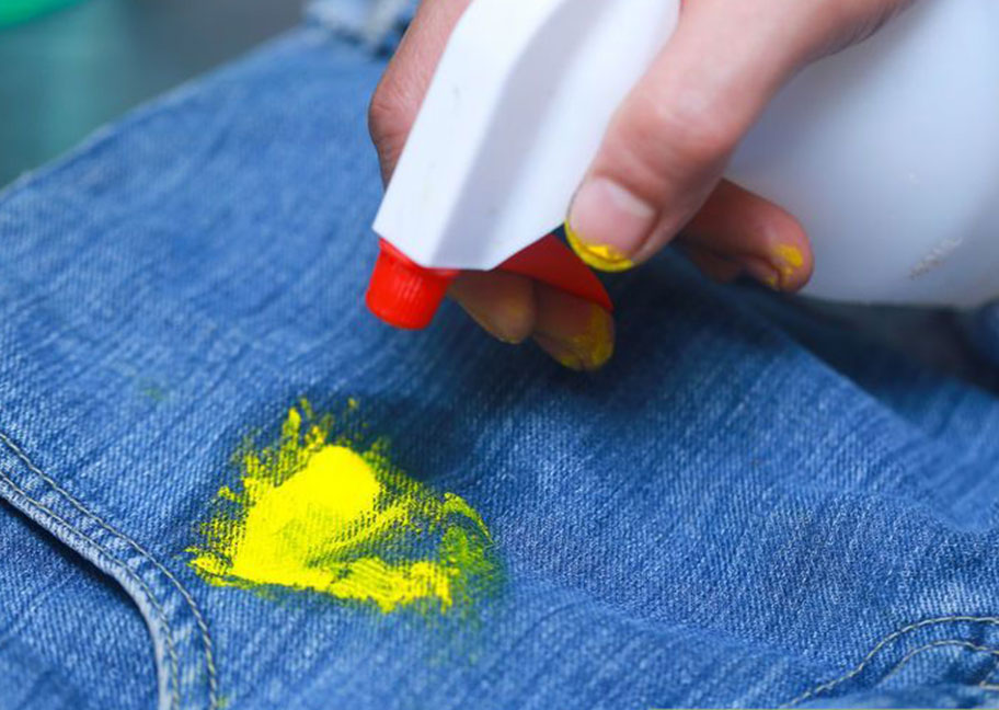 cách tẩy vết sơn trên quần áo
